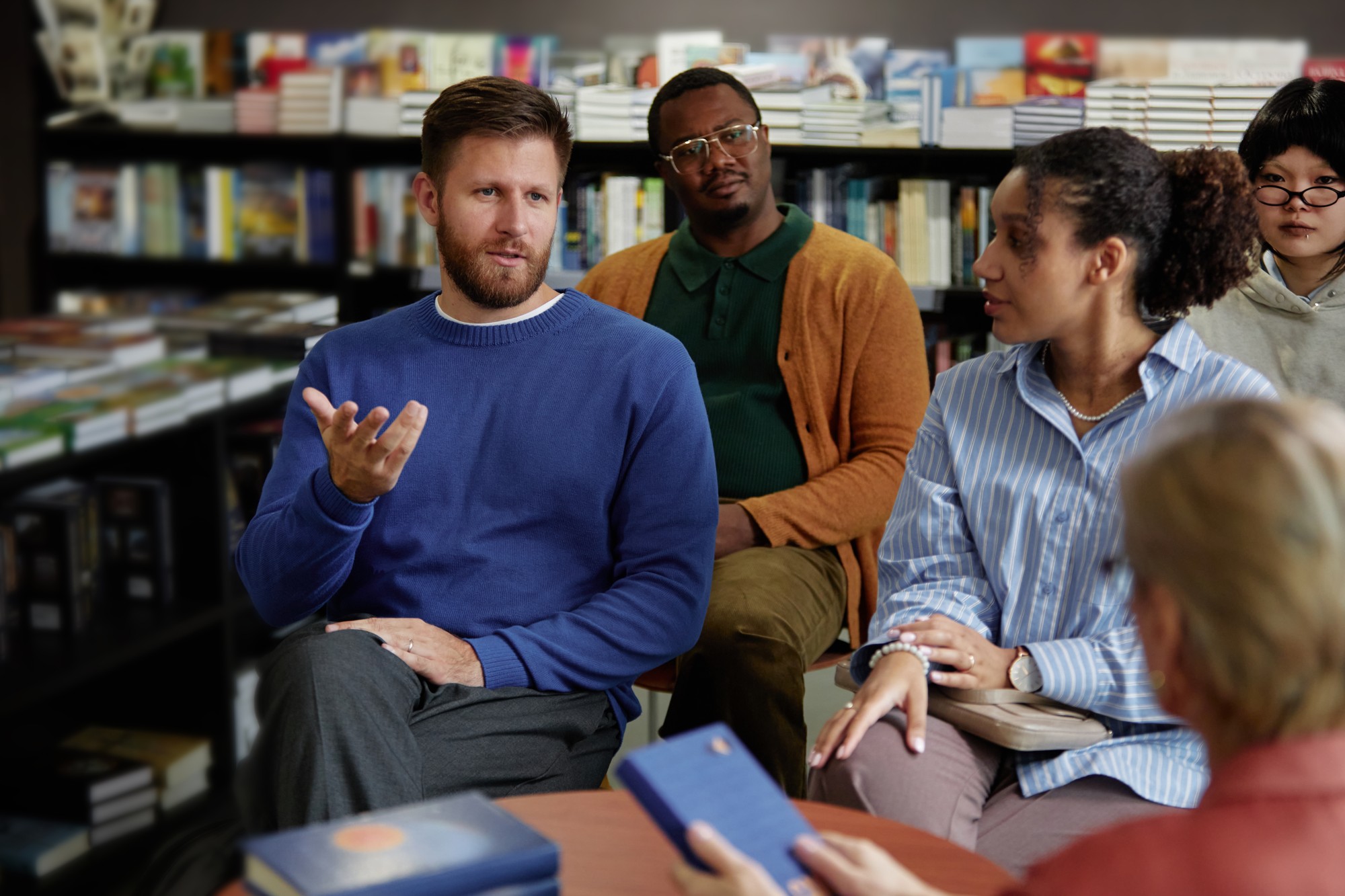Eine Gruppe im Gespräch während eines Workshops