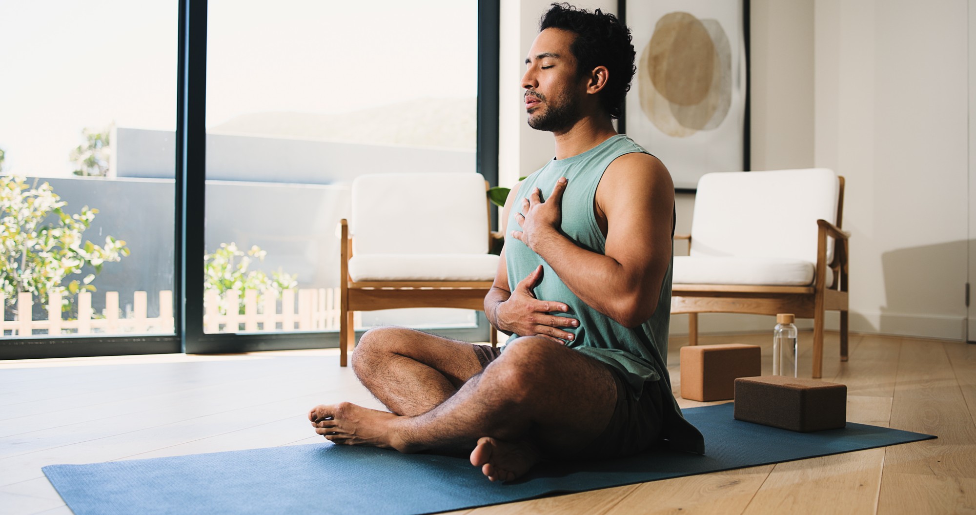 Ein Mann meditiert im Sitzen
