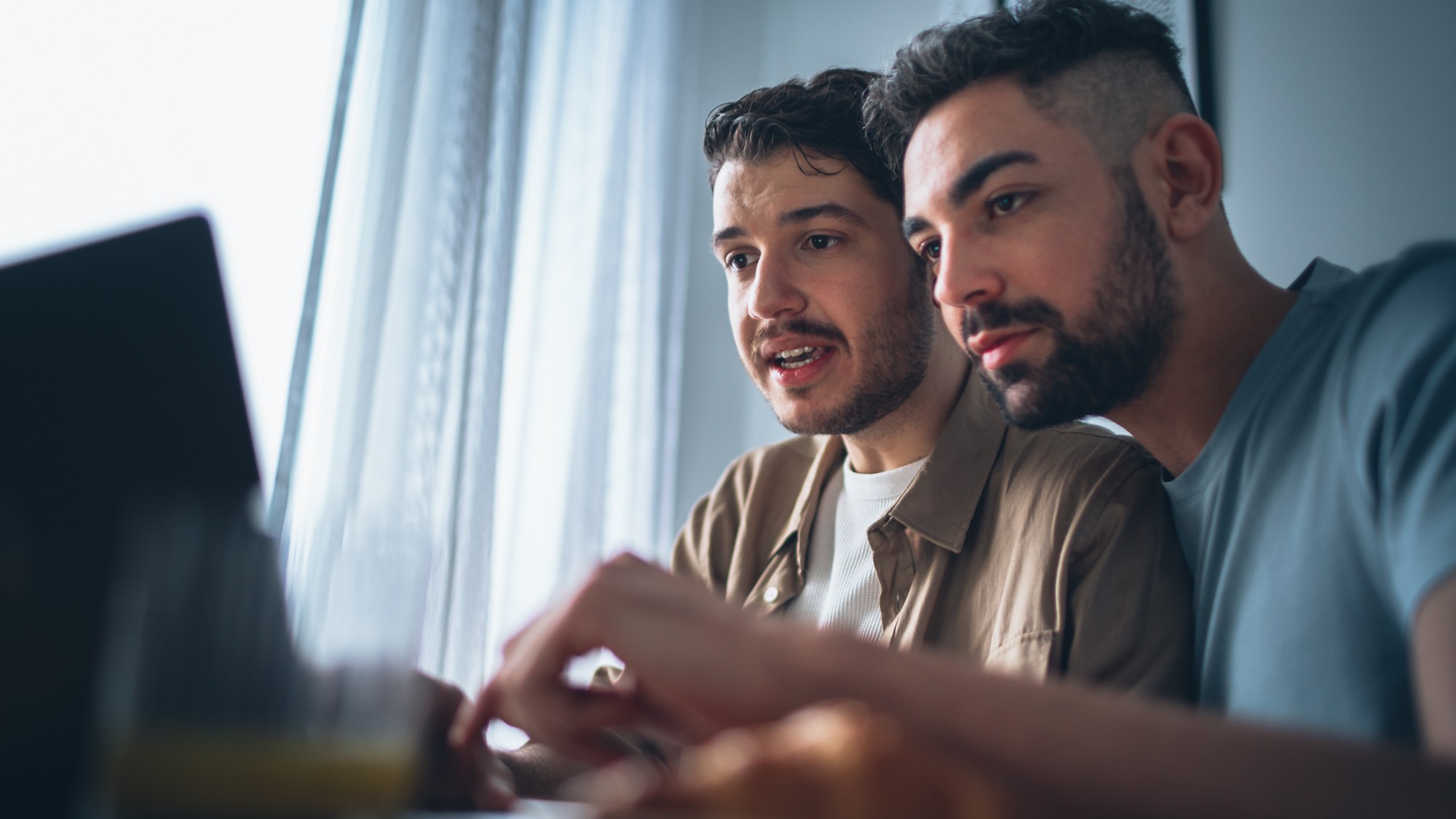 Zwei Männer arbeiten gemeinsam am Computer