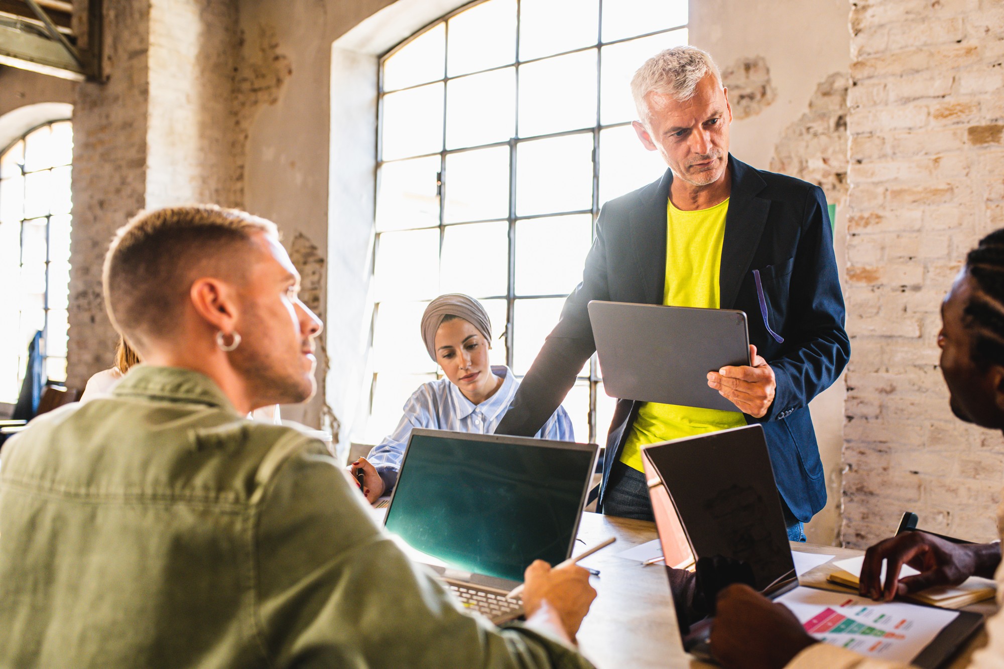 Eine Lerngruppe arbeitet mit digitalen Geräten