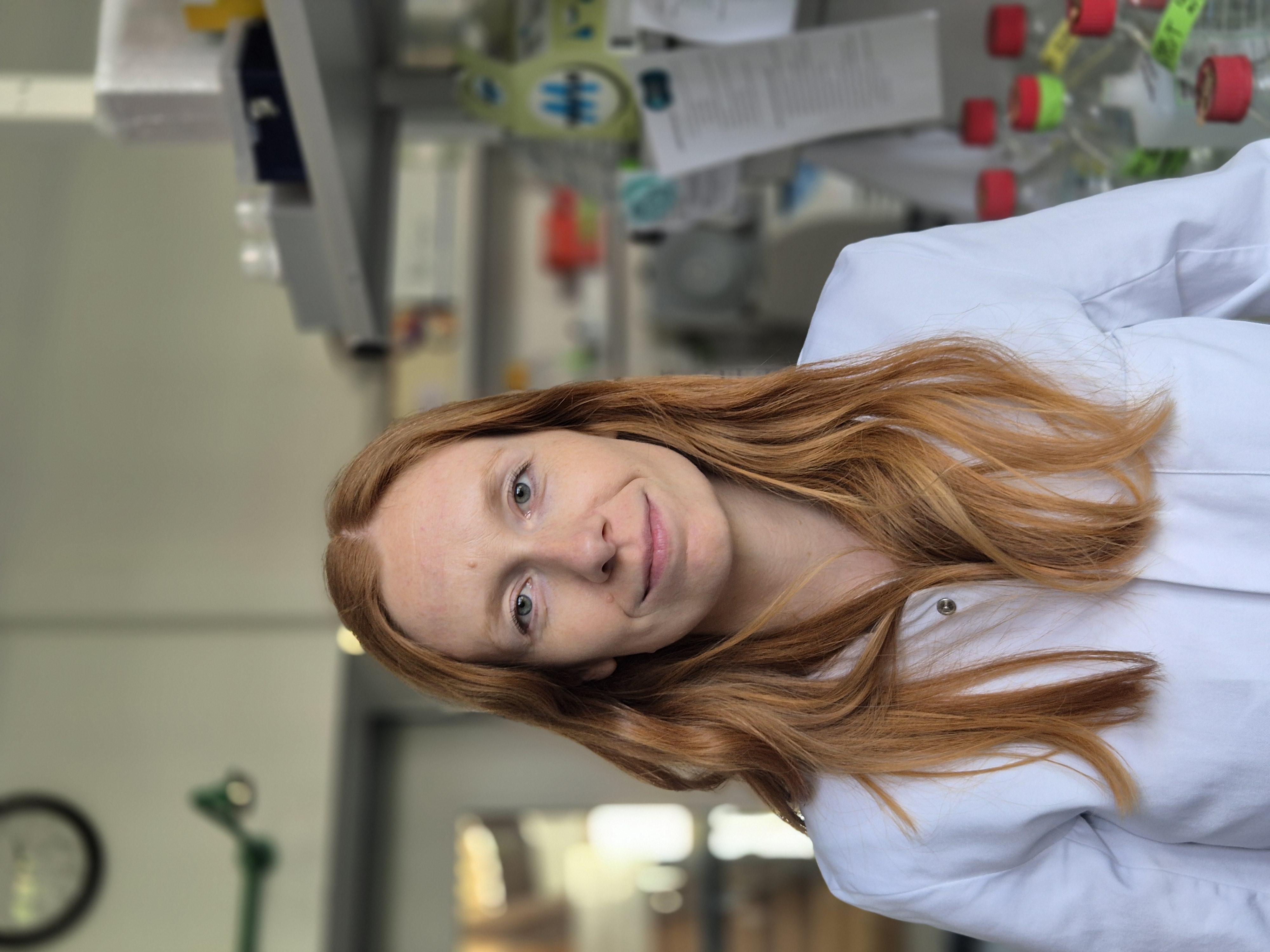 Prof. Dr. Denisa Bojkova im Labor, Interviewpartnerin zur Mpox-Studie