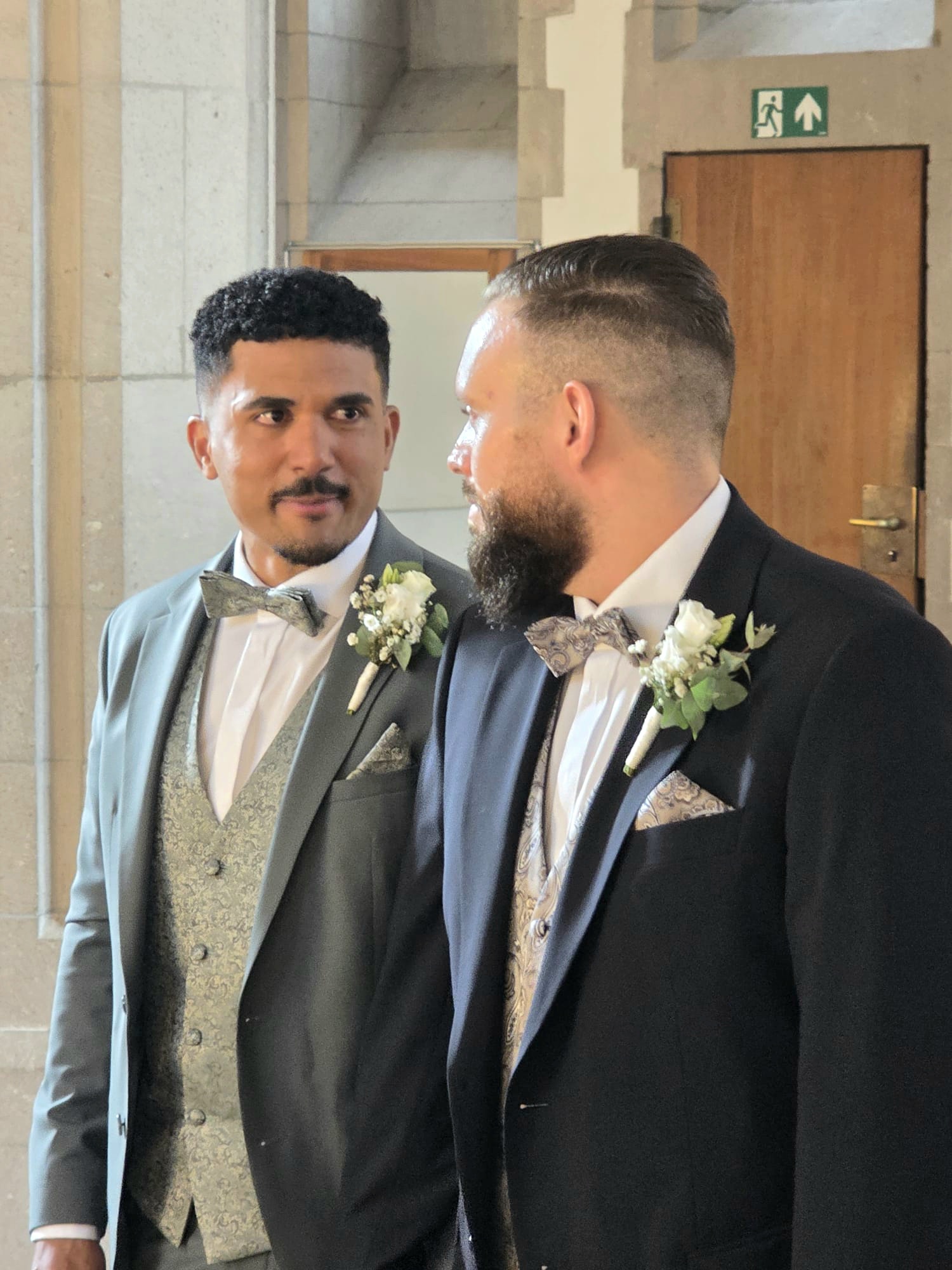 Pascal und Juliano in Hochzeitsanzügen
