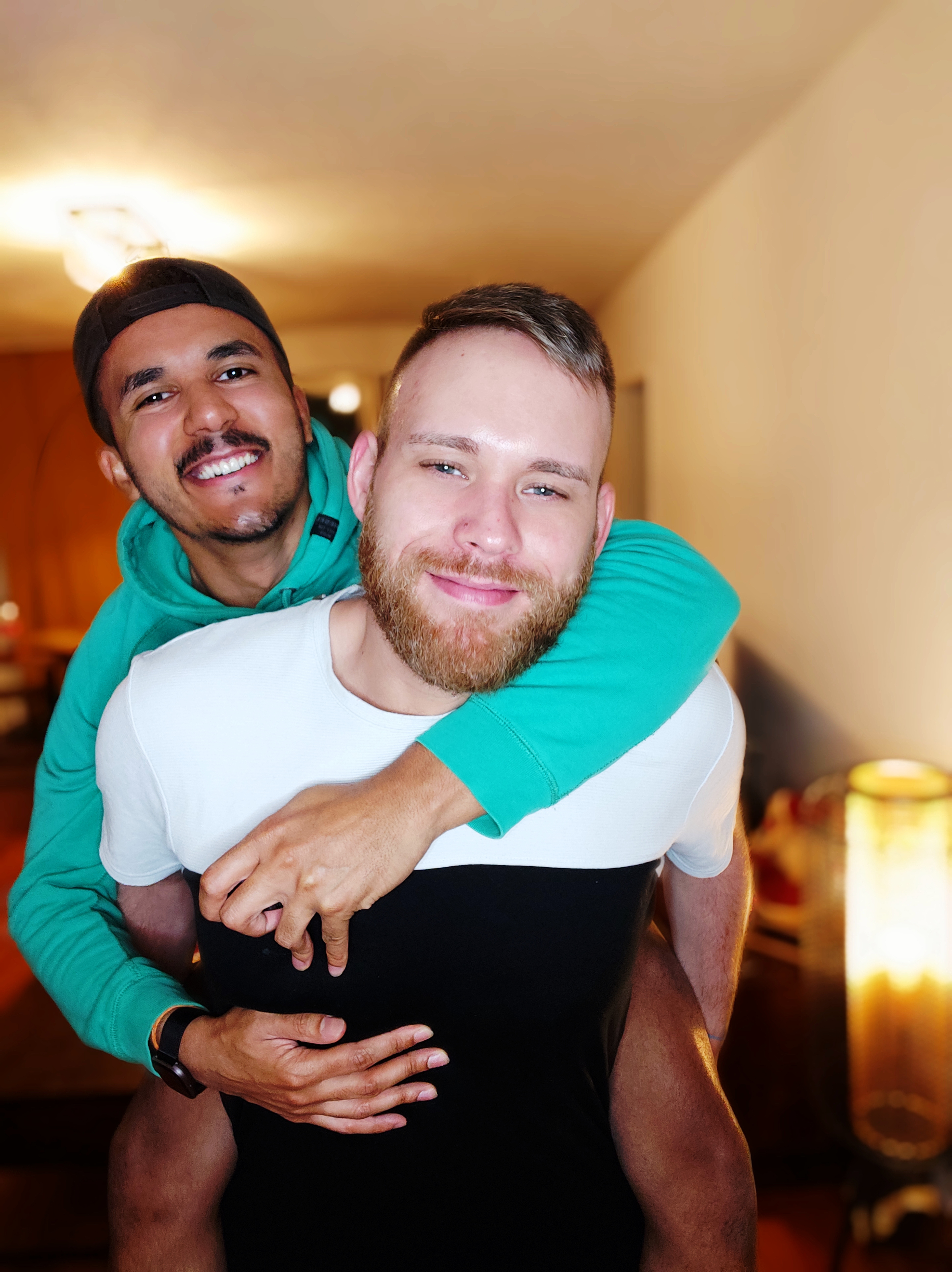 Pascal und Juliano umarmen sich