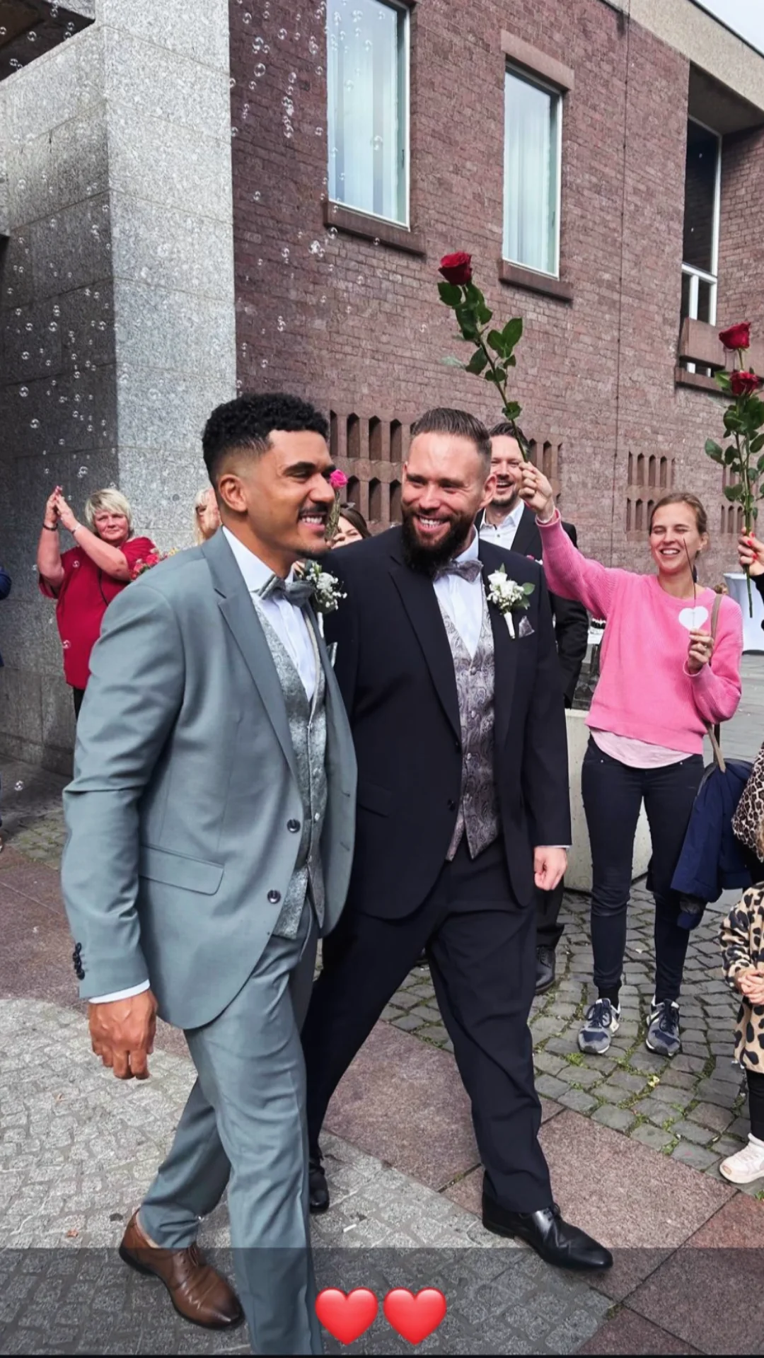 Pascal und Juliano mit Gästen bei ihrer Hochzeit