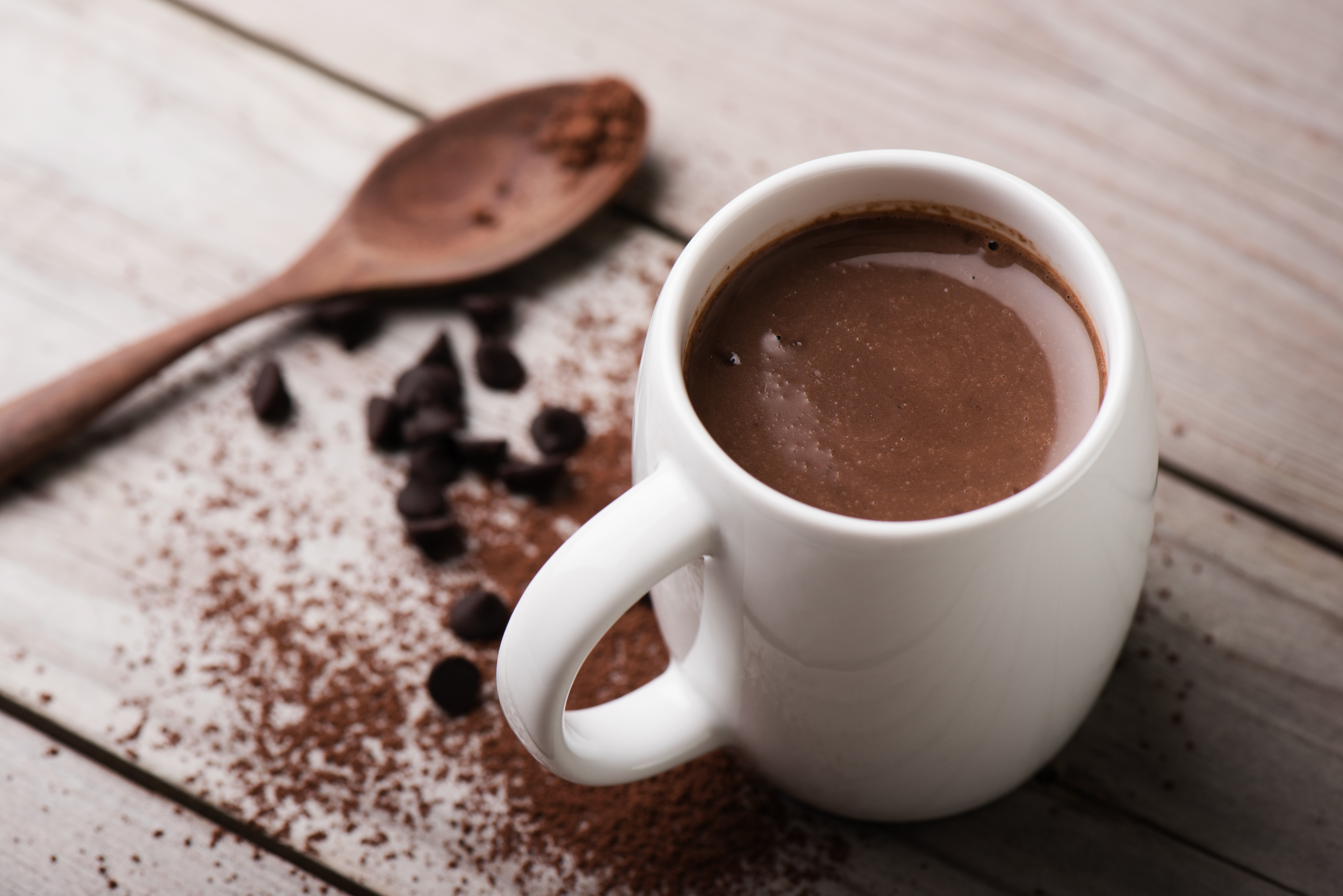Eine Tasse heiße Schokolade mit Kakaopulver – Symbolbild für den Jugendtreff.