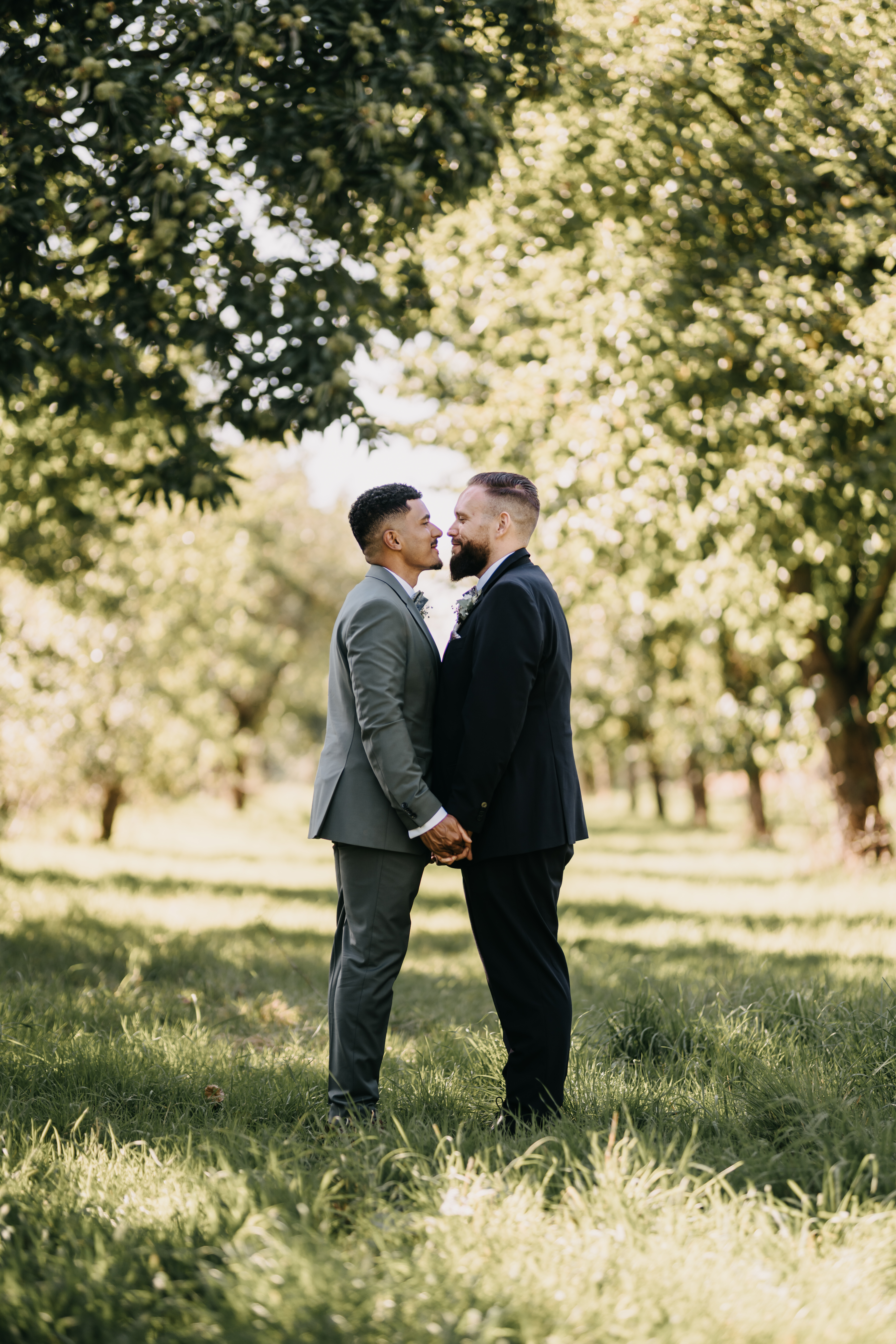 Pascal und Juliano küssen sich bei ihrer Hochzeit