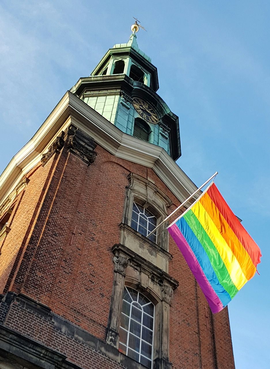 Regenbogenfahne am Turm der Dreieinigkeitskirche St. Georg in Hamburg.