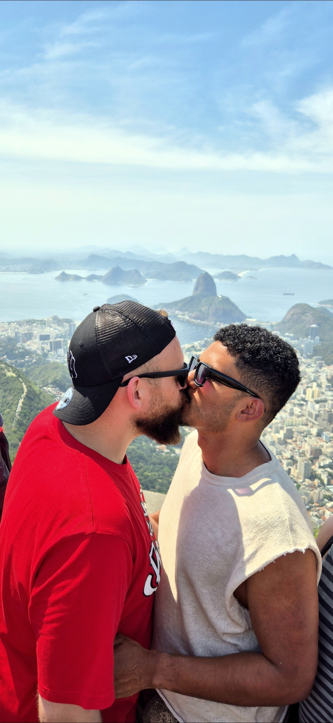 Pascal und Juliano küssen sich am Meer