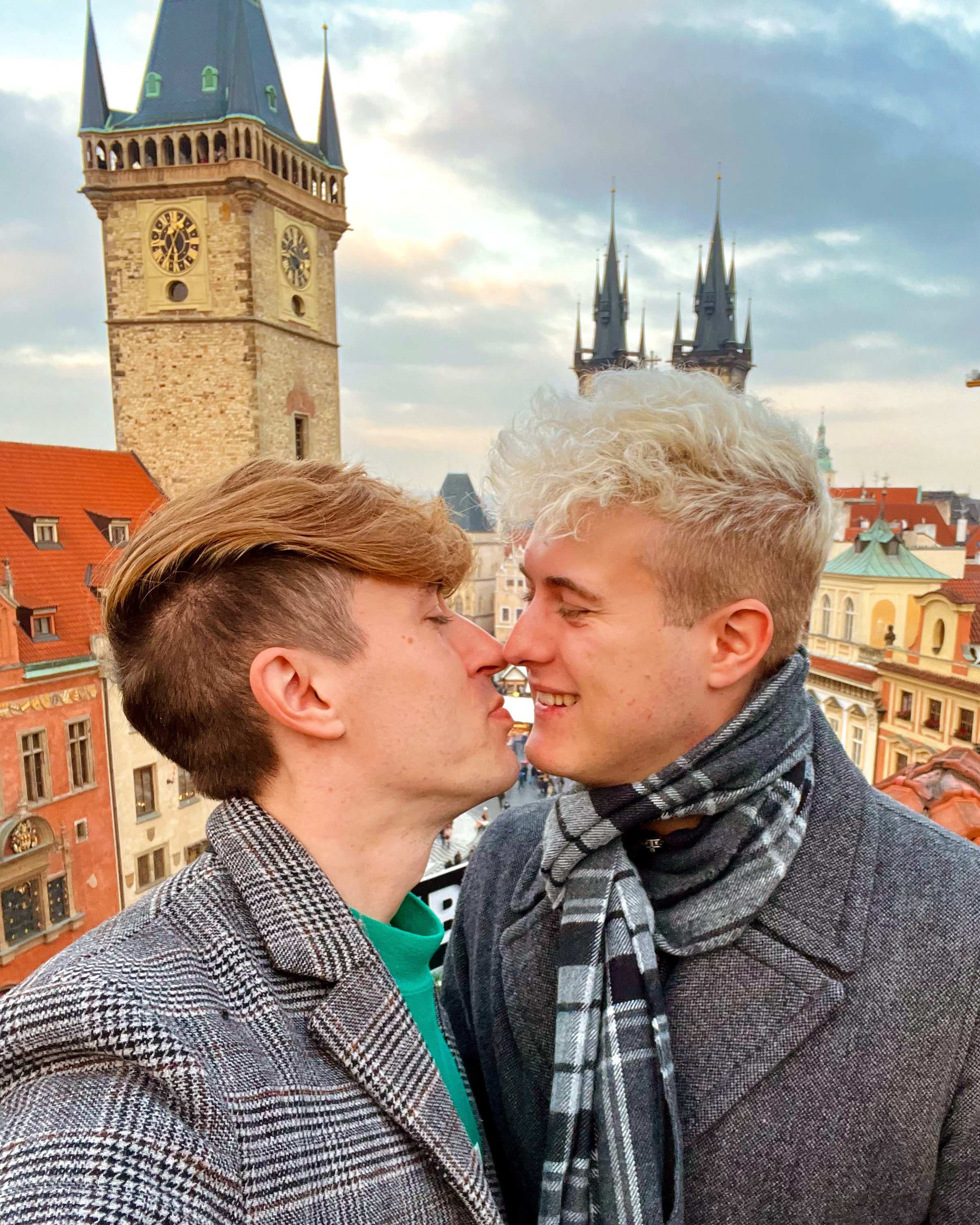 © instagram.com/heyiamrobertvincent, instagram.com/notj0hannes