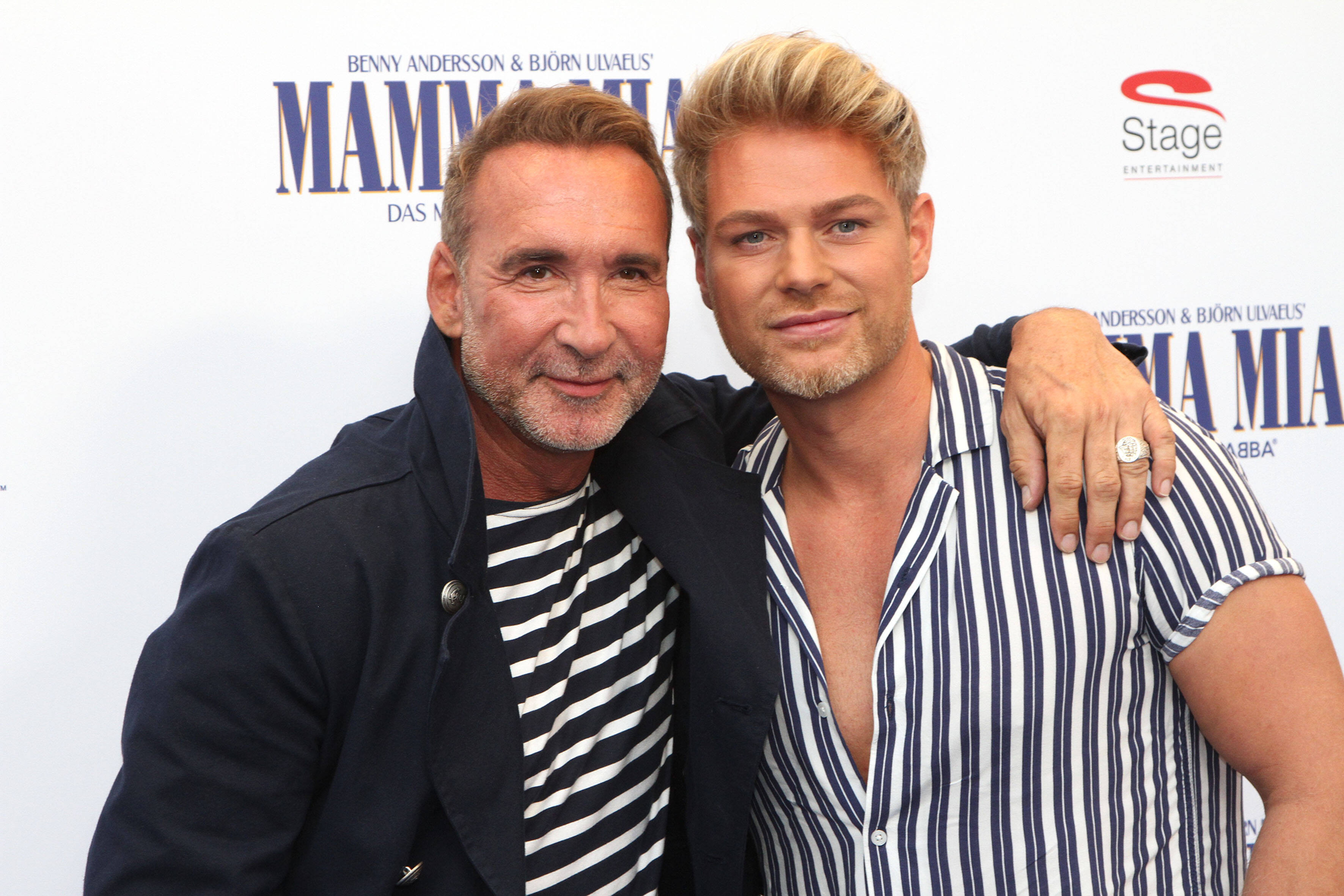 Jochen Bendel und sein Partner Matthias Pridoehl bei der Gala Premiere vom Musical Mamma Mia! in Hamburg // © APress 