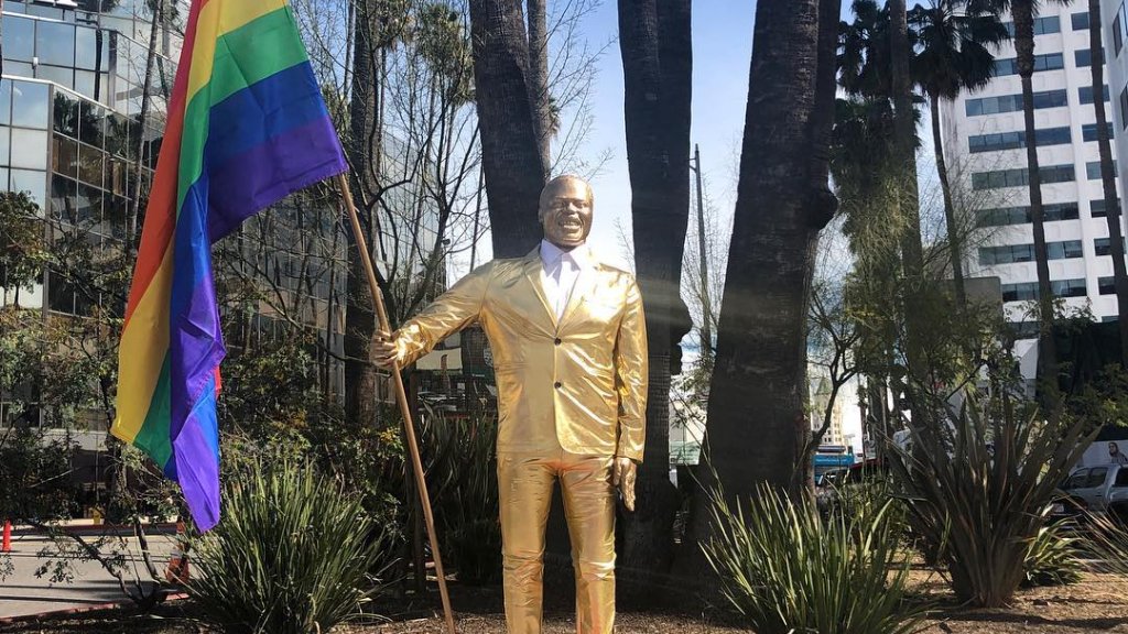 Kevin Hart Statue mit Regenbogenflagge // © instagram.com/plasticjesus