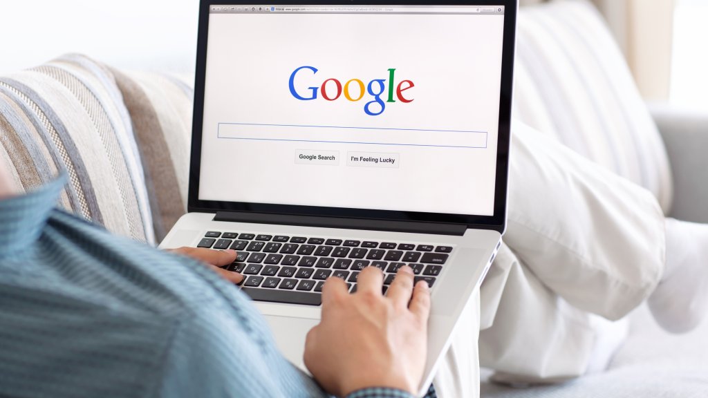 Google bietet weiterhin „Pray The Gay Away-App an // © Prykhodov