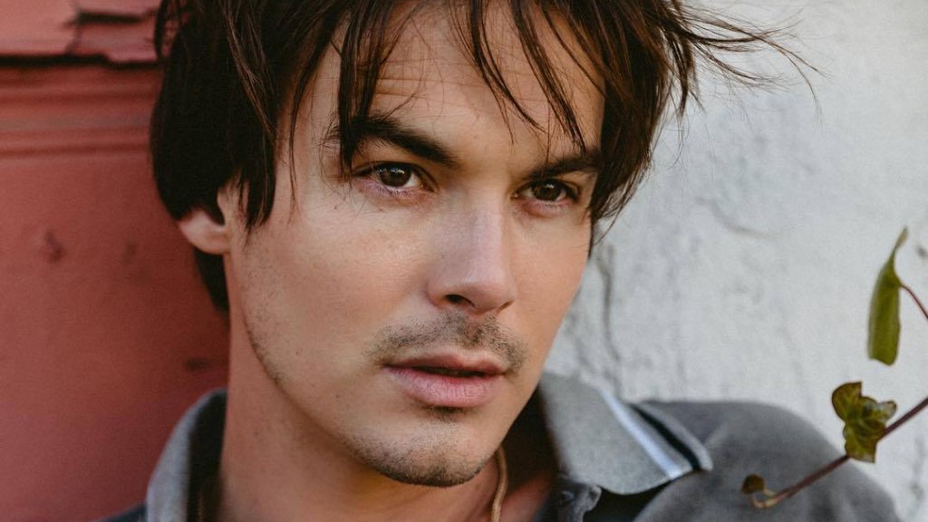 Tyler Blackburn outet sich als bisexuell // © instagram.com/tylerjblackburn