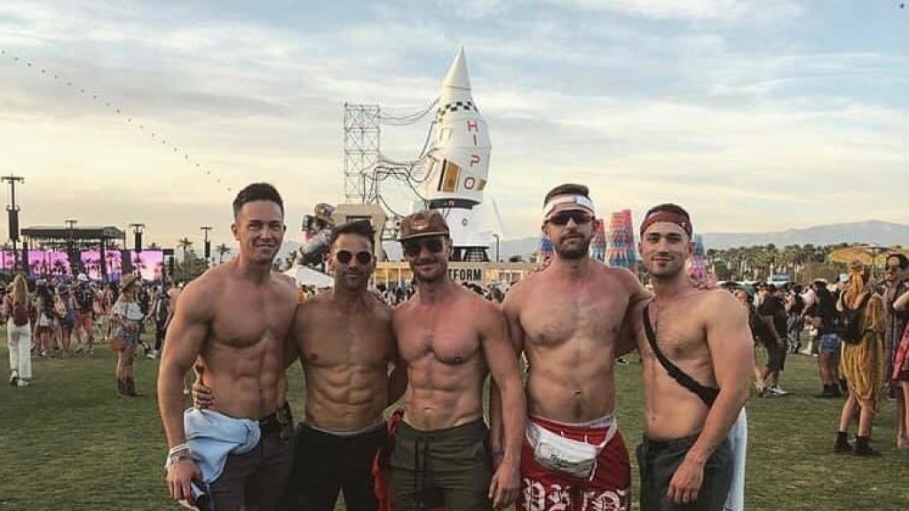 homophober Politiker knutscht mit Mann // © Facebook.com/James Duke Mason