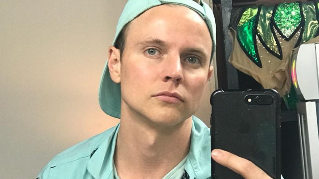 Courtney Act tanzt als Shane // © facebook.com/ShaneJenek