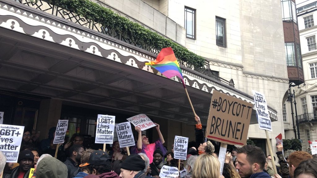 LGBTI*-Protest gegen Brunei Hotel // © twitter.com/sxranya