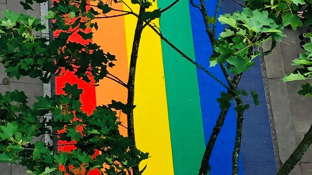Regenbogen-Zebrastreifen in Hamburger St. Georg // © facebook.com/hamburgischeregenbogenstiftung