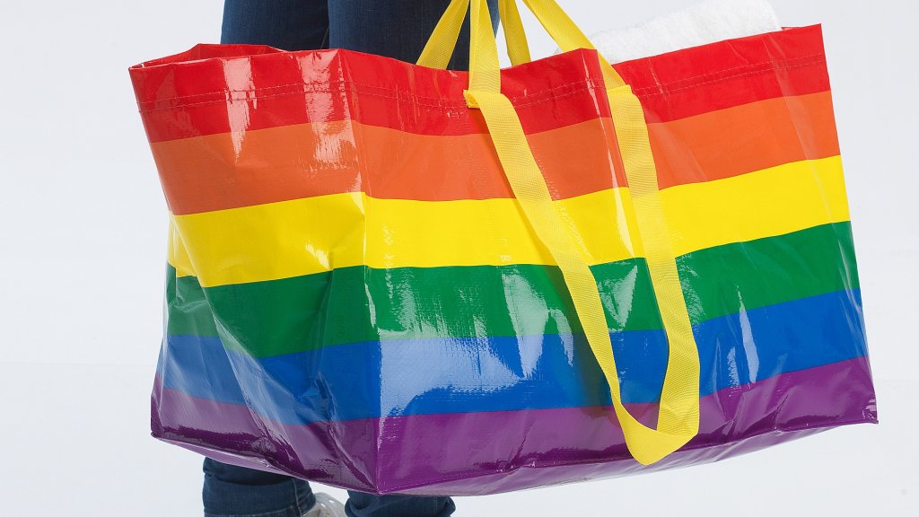 Die Regenbogen-Tasche von IKEA // © IKEA Deutschland