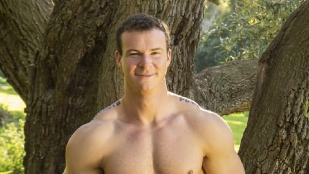Bisexuelles Model post mit Flagge der Konföderierten // © Seancody.com