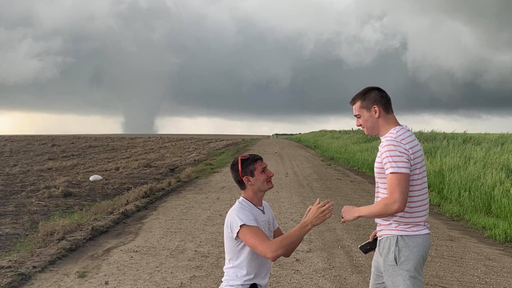 Meteorologe macht seinem Freund einen Antrag // © facebook.com/jrk1107