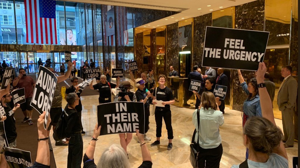 Proteste im Trump Tower // © twitter.com/riseandresistny