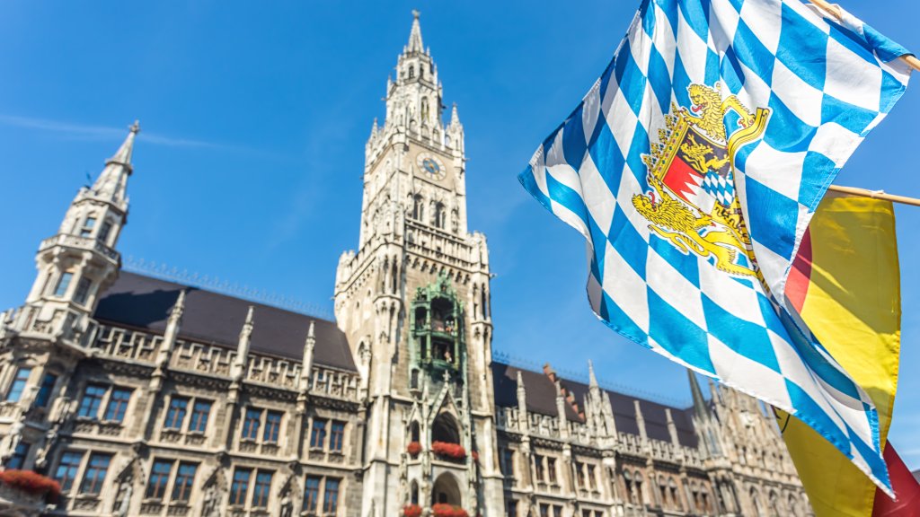 Die bayrische Flagge vor dem Münchner Rathaus // © querbeet 