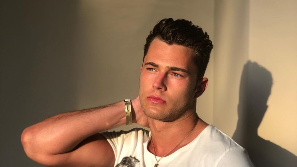 Love-Island-Star Curtis küsst Tommy // © instagram.com/curtispritchard12