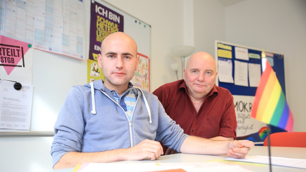 Paul Ruback (l.) und sein Mitstreiter Eckhard Brickenkamp (rat & tat Rostock e.V.) von der Initiative "Auch Schwule können Leben retten" // © Josefine Rosse/NNN