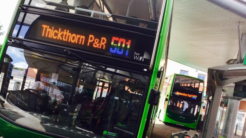 Wegen Regenbogen-Display - Busfahrer streikt // © facebook.com/nparkandride