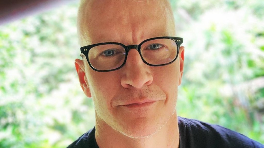 Biden-Darsteller küsst Anderson Cooper // © instagram.comandersoncooper