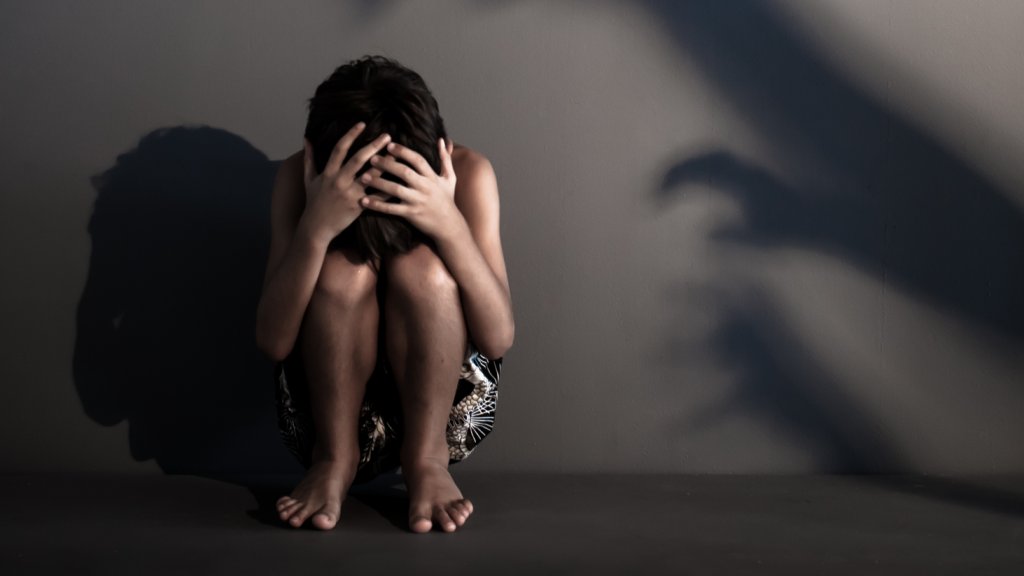 Mann schlägt 9-jährigen „Gayboy“ // © LBatelier