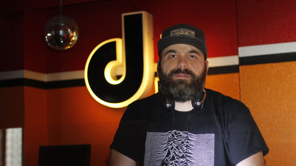 DJ NT legt auf