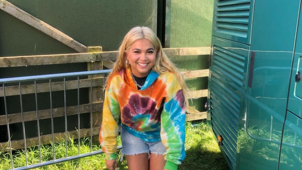 Sängerin Hayley Kiyoko vom Trevor Project ausgezeichnet