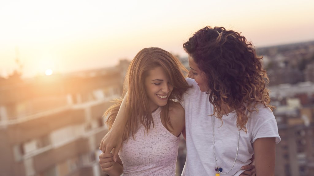 Frauen fühlen sich eher zum gleichen Geschlecht hingezogen als Männer