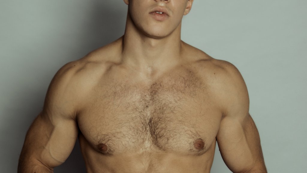 Weg mit dem Shirt // © Full rights with model releases