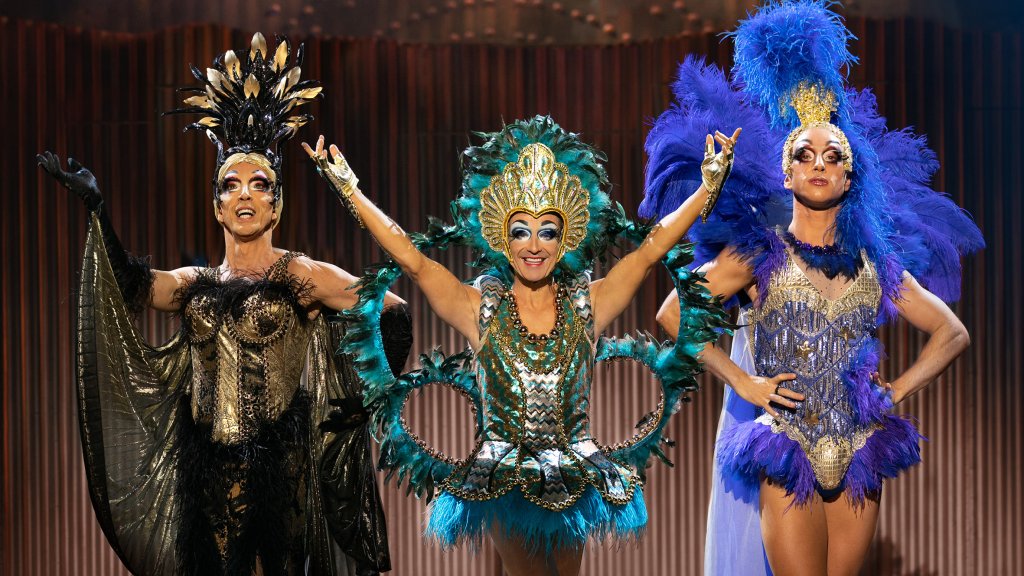 Lange vor "Queen of Drags" - Priscilla // © Darren Bell