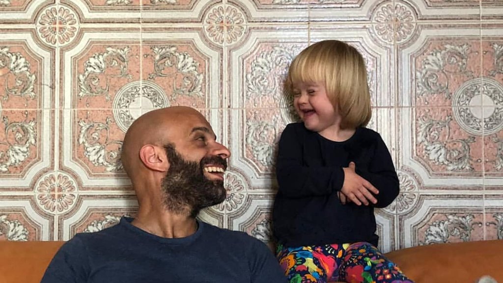Single-Vater glücklich mit Adoptivtochter
