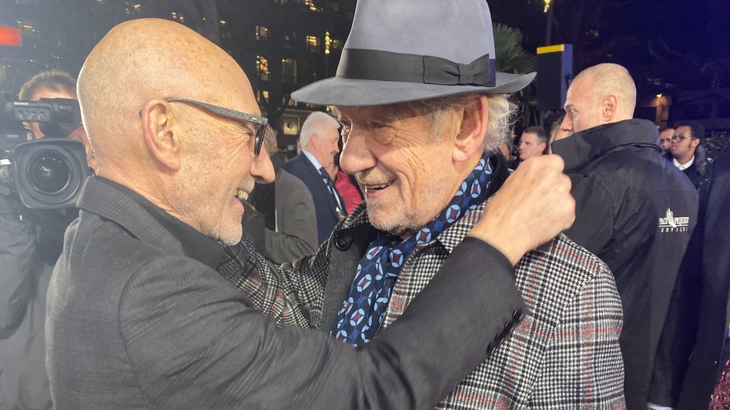 Patrick Stewart und Ian McKellen küssen sich