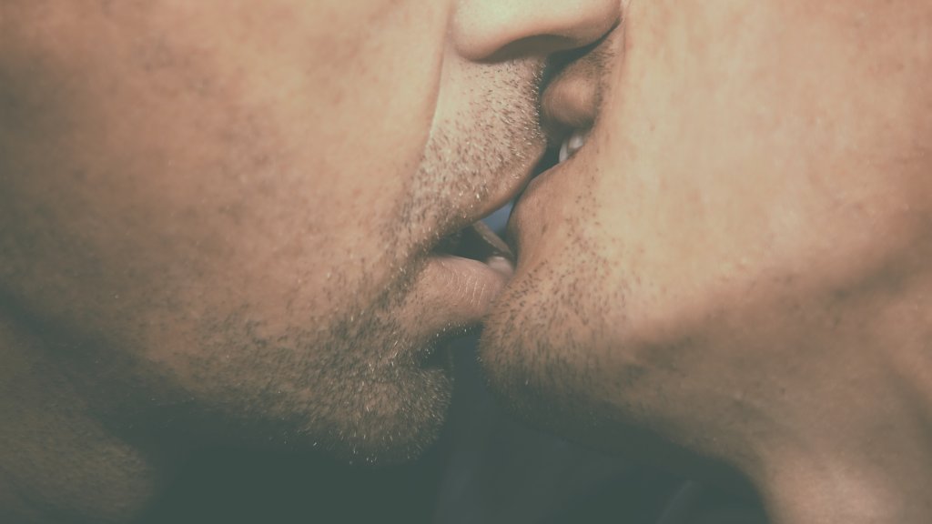 Homosexuelle Küsse sind anscheinend jugendgefährdend