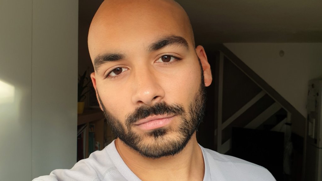 Alexander Leon twittert über das Heranwachsen queerer Menschen