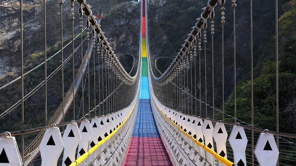 Taiwans Regenbogen-Hängebrücke // © instagram.com/dragonid_/