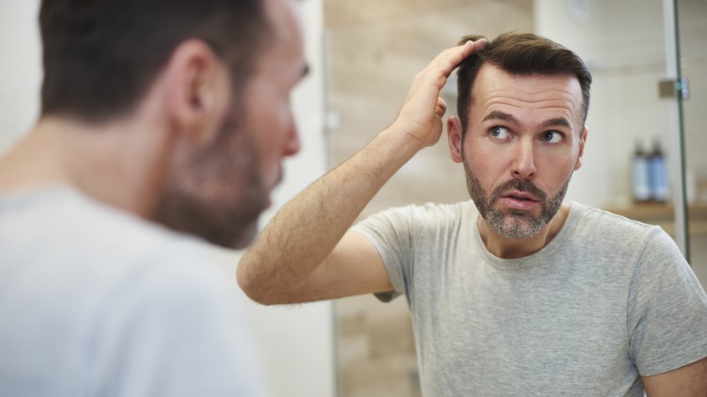 Haarausfall: Woher kommt er und was kann man dagegen tun?