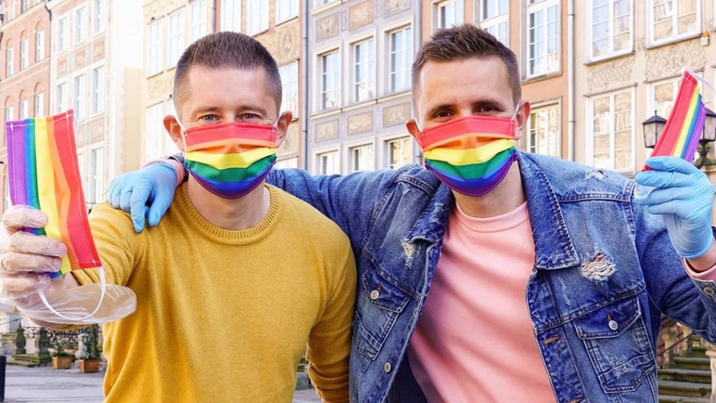 Masken in Regenbogen-Farben gegen Homophobie