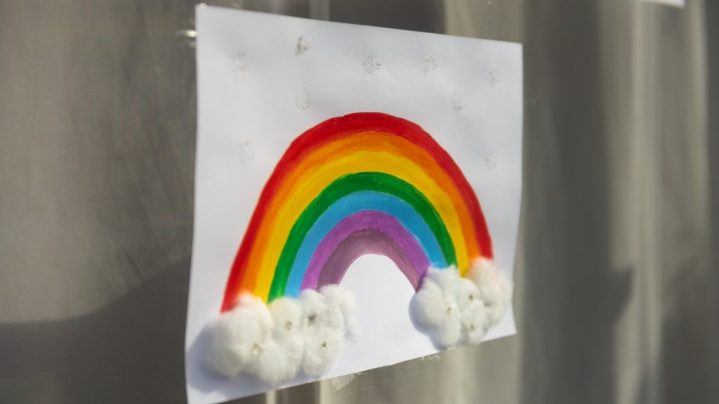 Regenbögen als Symbol der Hoffnung in Großbritannien
