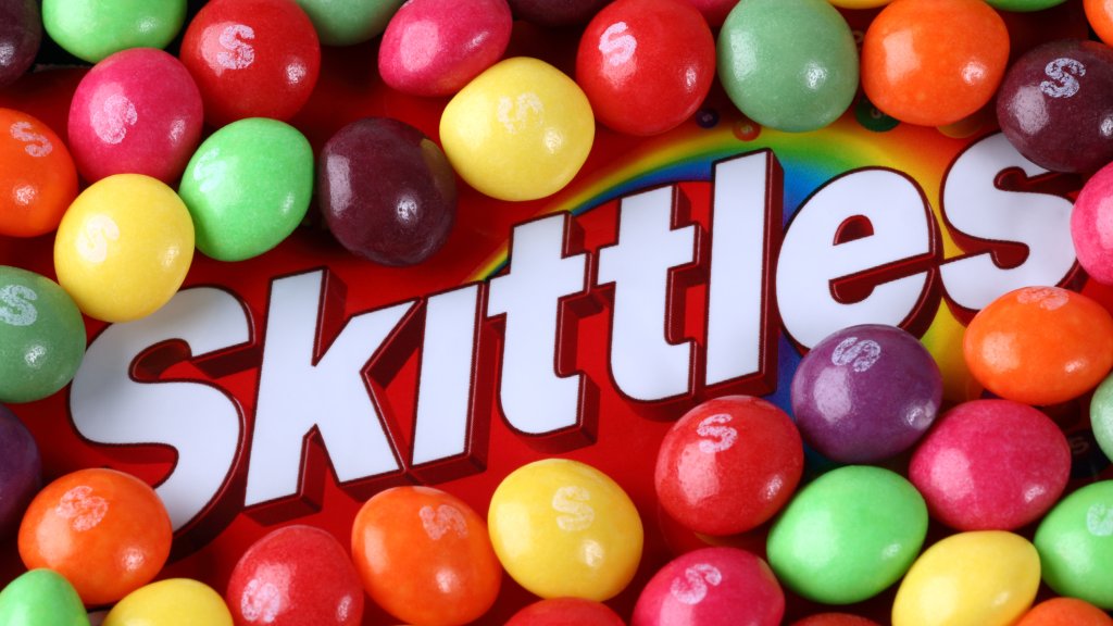 Skittles mit schwarz-weißem Hintergrund // © Ekaterina79