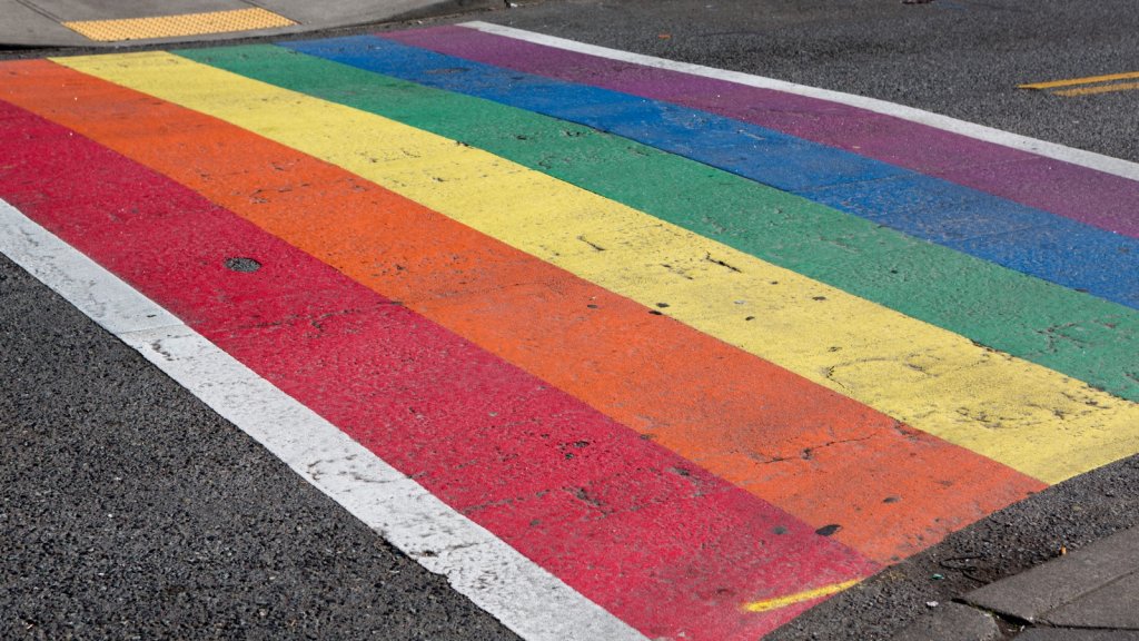 Erster Regenbogen-Zebrastreifen in Villach