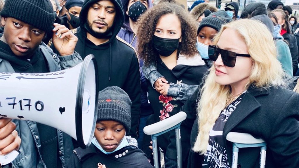 Madonna und die Village People demonstrieren
