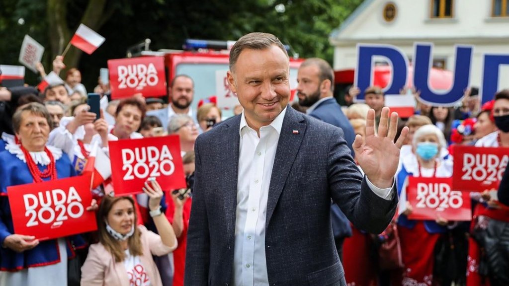 Der polnische Präsident Andrzej Duda unterzeichnet Charta