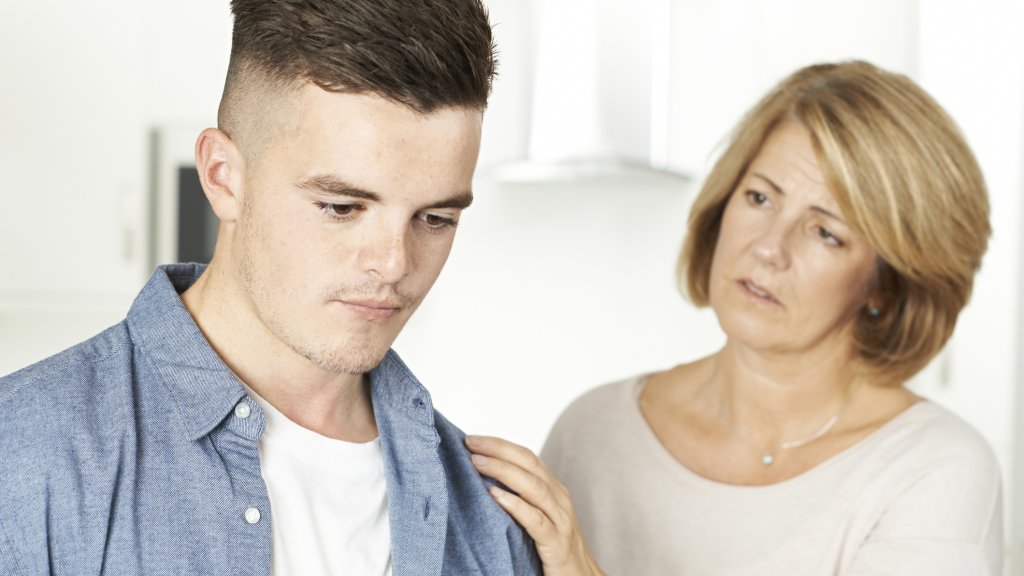 Mutter macht ihrem Sohn ein schlechtes Gewissen