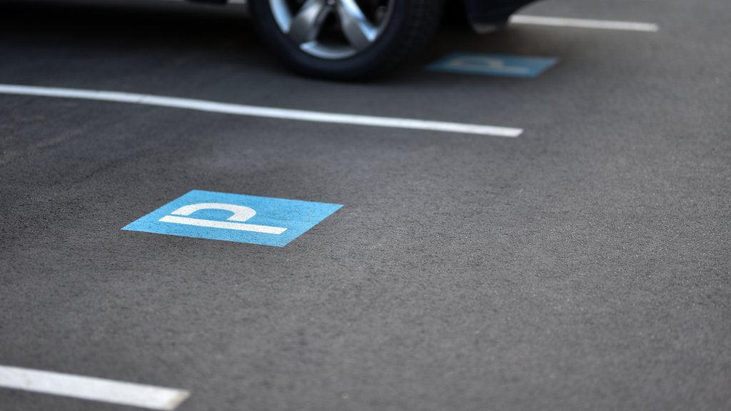 Parkplatz: Frau beschimpft jungen Mann 